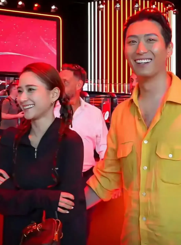 窦骁何超莲一起去阿布扎比参加F1活动，两人一起体验了很多项目，窦骁挽着娇妻笑得露