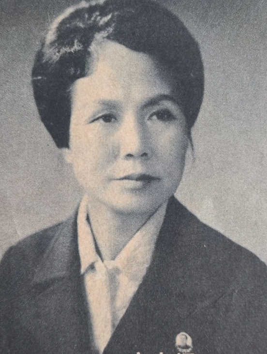 这是八十年代初大众电影杂志上介绍的朝鲜女演员，前两位是演《卖花姑娘》的洪英姬，以