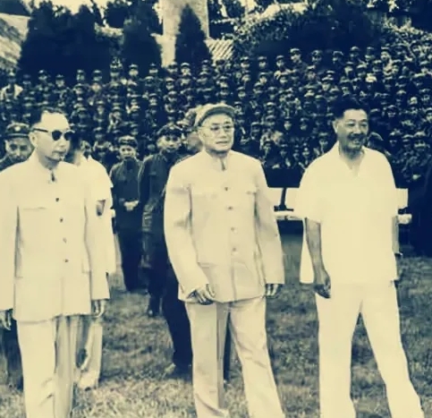 60年代中期，三位元帅接见部队的一些人员。刘伯承元帅也参加了。

他们的位置也是