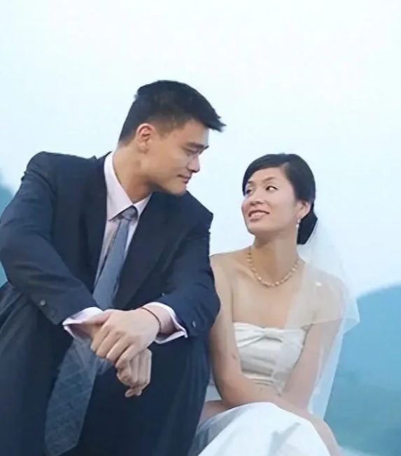 姚明和妻子睡觉：床中间得留条缝儿