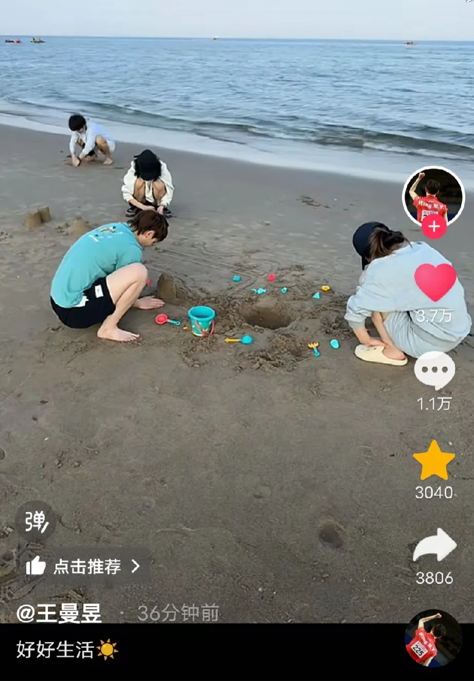 王曼昱在中秋节的时候是在河北和她的好姐妹们一起旅游度过的呢。她有好多好姐妹呀，看