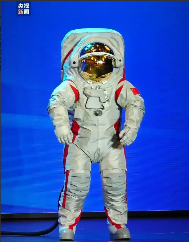 中国发布登月服引网友热议，有人觉得我们的登月服有些臃肿，不如马斯克的航天服简洁。