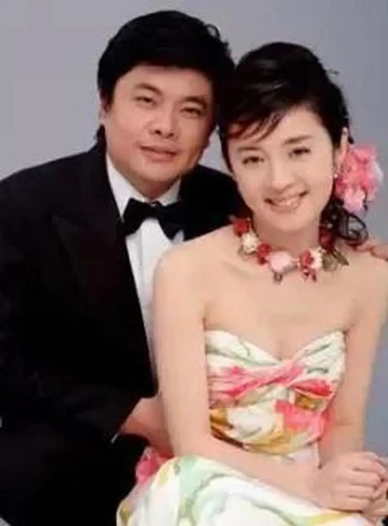 2004年，42岁的亿万富豪丁健爱上了许戈辉，他向妻子提出离婚：“离婚吧，我爱上