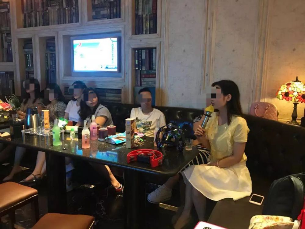 “又白嫖了！”福建泉州，女子的丈夫唱歌一点不好听，却经常去KTV，女子怀疑有诈，