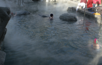 泡温泉发现水中多泥垢