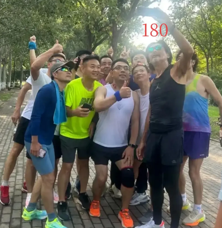 180的周润发很显高，在人群中都是最高的那个