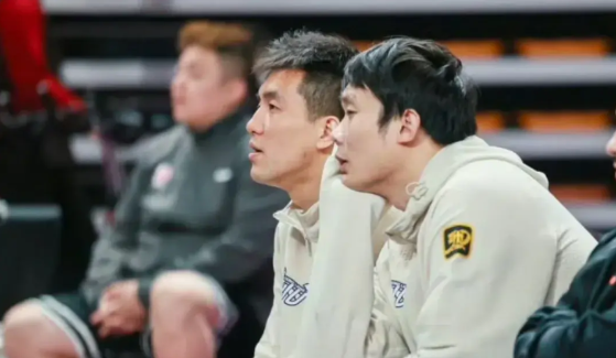 郭艾伦后悔了吧，他和丁彦雨航坐场边亲眼目睹，广州不敌江苏遭10连败，已经倒第四，