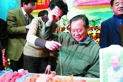 伟大领袖毛泽东绒绣像启绣仪式在韶山毛泽东同志纪念馆举行。这是毛泽东的堂侄毛岸平在