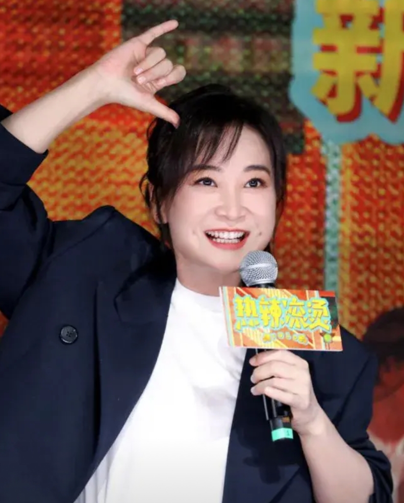 42岁的贾玲说：在过去的一年里我很少公开亮相，只参加过师傅冯巩的寿宴，给好搭档白