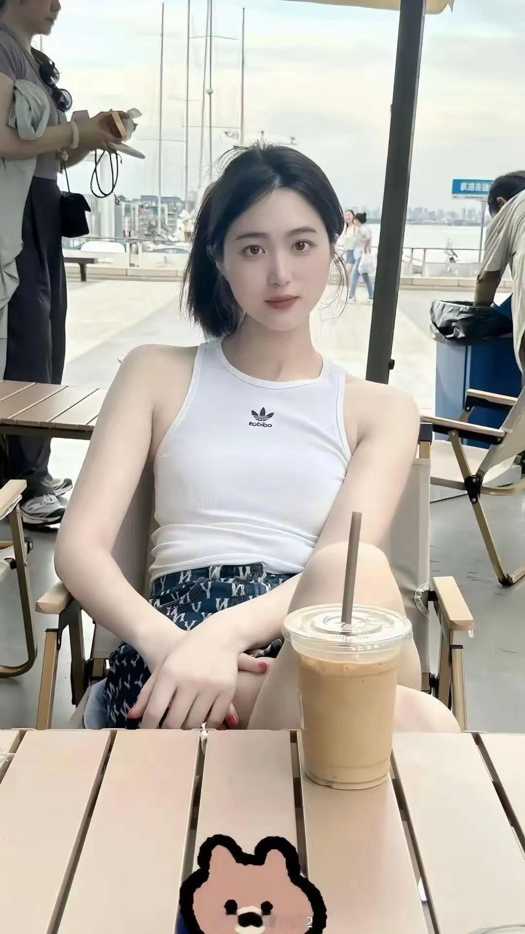 和学妹在海边就餐哈哈哈哈