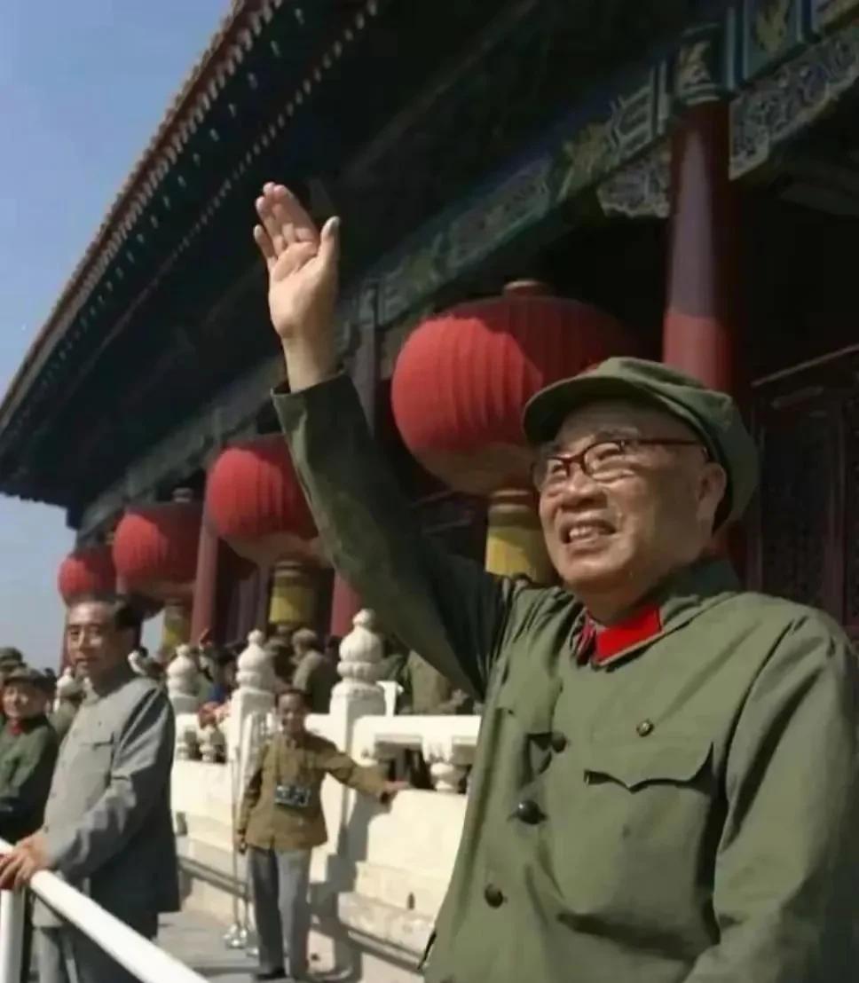 朱德总司令在天安门城楼上正在向驾机飞过上空的空军挥手致意，周恩来总理则是在不远处