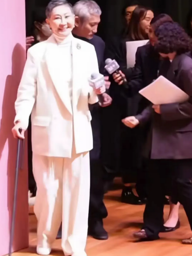 罕见!
74岁导演徐克与73岁前妻施南生同框，两人互相嫌弃。
富裕家境出生的施南