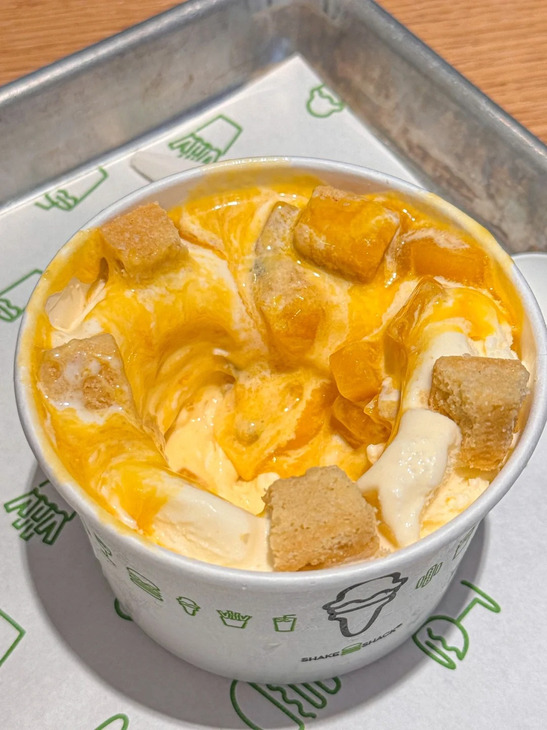 shakeshack最伟大的单品诞生了！！！
百香果➕芒果冰淇淋，还有面包颗粒，