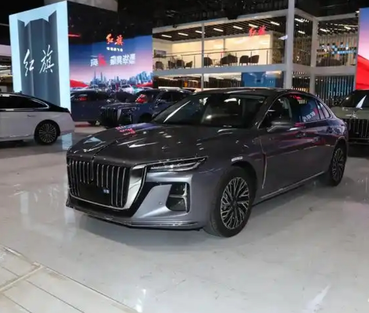 和朋友去看车，他想买红旗H5，我建议他买捷达VS5。
红旗H5的价格太贵，我这朋
