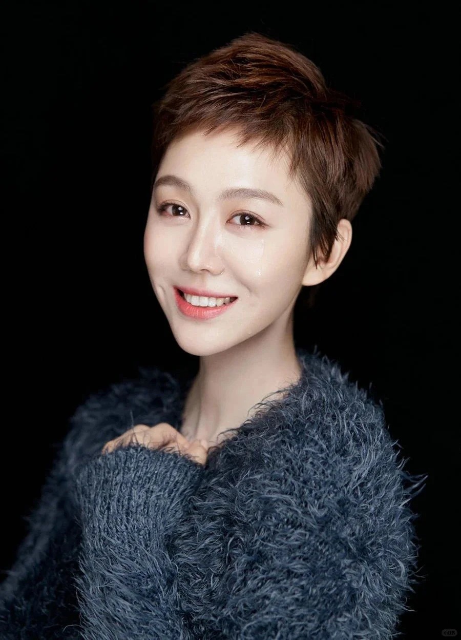 她是宋丹丹的干女儿，出道19年不温不火。如今38岁依然单身，生活过的比往年更加悠