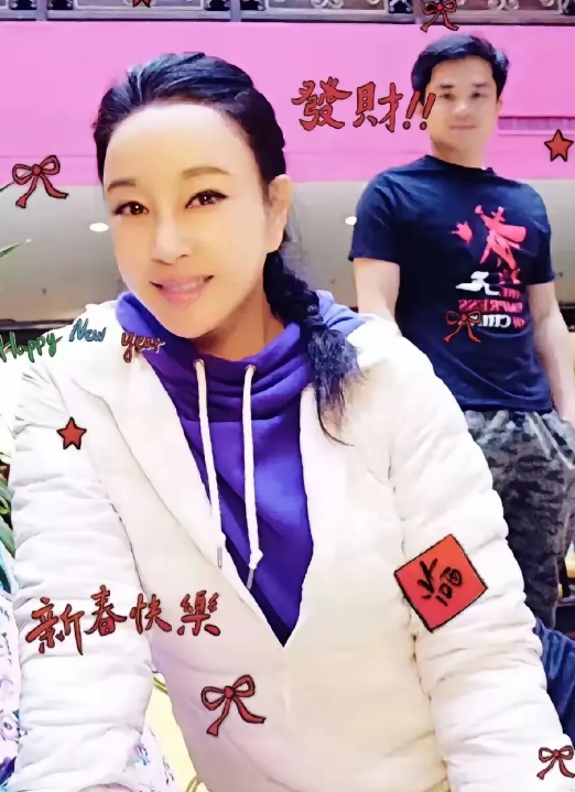 小男友出大招了，真的爆出了他和庆奶在一起的照片。
那时候60多岁的庆奶打扮的粉嫩