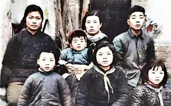 这张珍贵的焦裕禄全家福拍摄于1966年，这个大家庭没有一张真正的“全家福”。在他