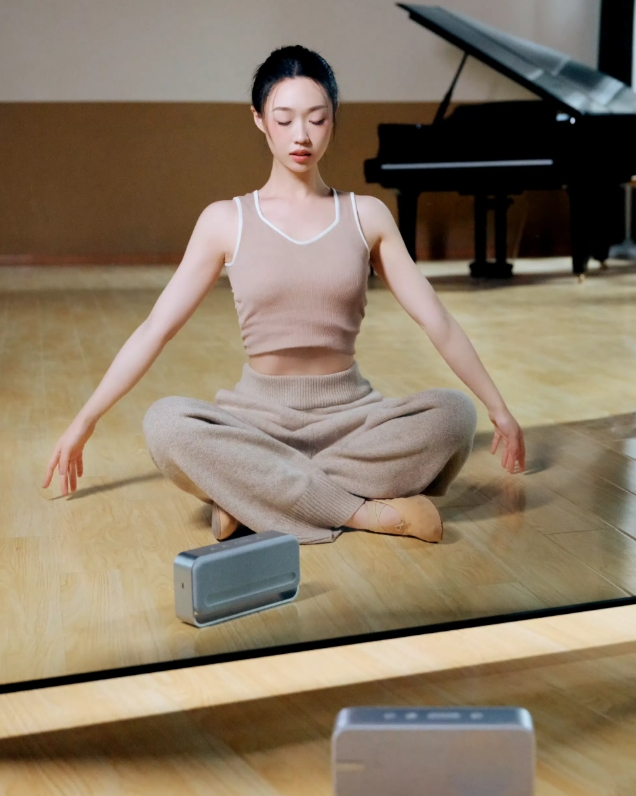 她快成为春晚喜剧界第一美女了，年轻漂亮，胸大腿长，关键是特别搞笑，多才多艺。一直