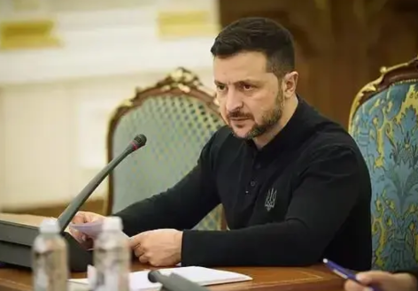 泽连斯基发现自己成了世界上最大的笑话。
 
他曾信誓旦旦要带领乌克兰走向胜利，却