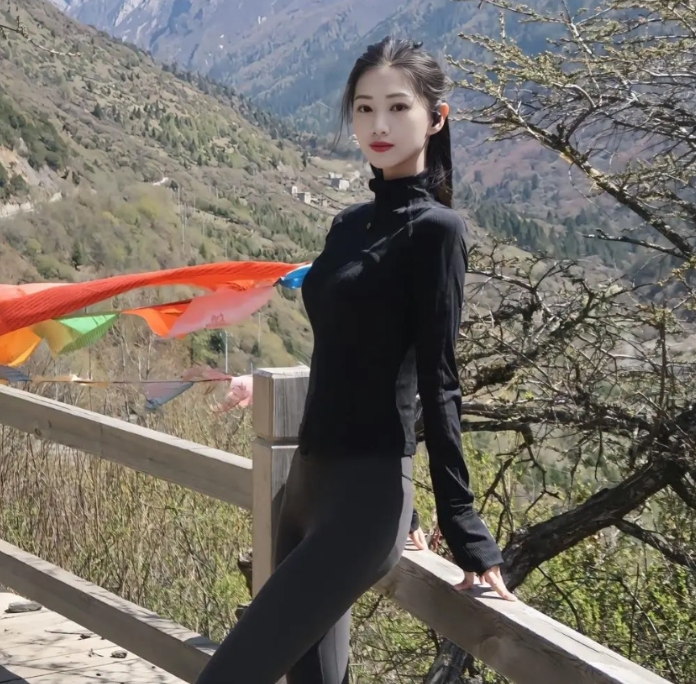 今天穿瑜伽裤爬山不累，很轻松