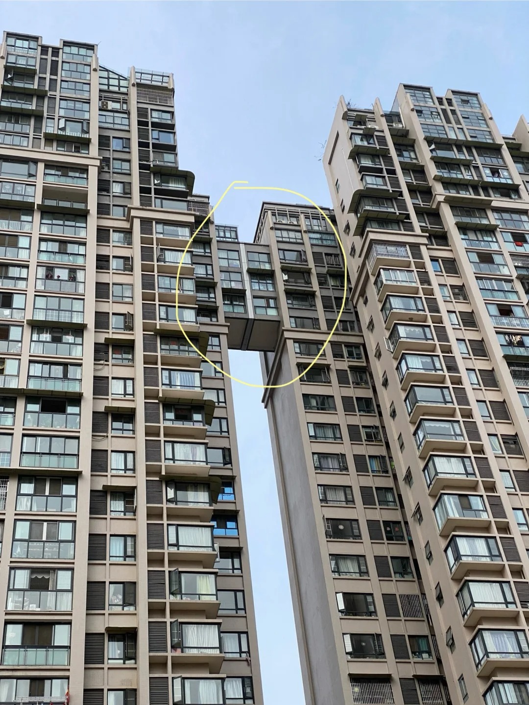 我家有个房间在圈里，安全吗这几层？这个结构是叫连接板？有没有懂建筑的帮忙解答一下