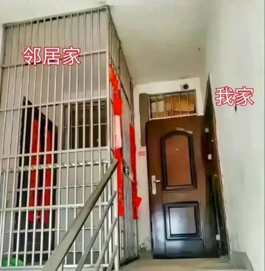 邻居未经同意，在自家门口的公共区域焊不锈钢笼子，问有什么办法可反制？