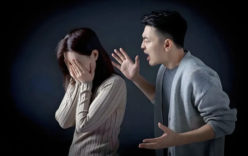 江苏海安，男子怀疑妻子外面有人了，拿把刀架自己脖子上，逼妻子说出那个人是谁？不说