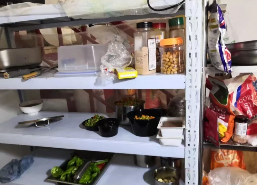 广西南宁，女子经营了一家烤鸭店，被当地市场监督局检查时，发现加工场内的架子上有一