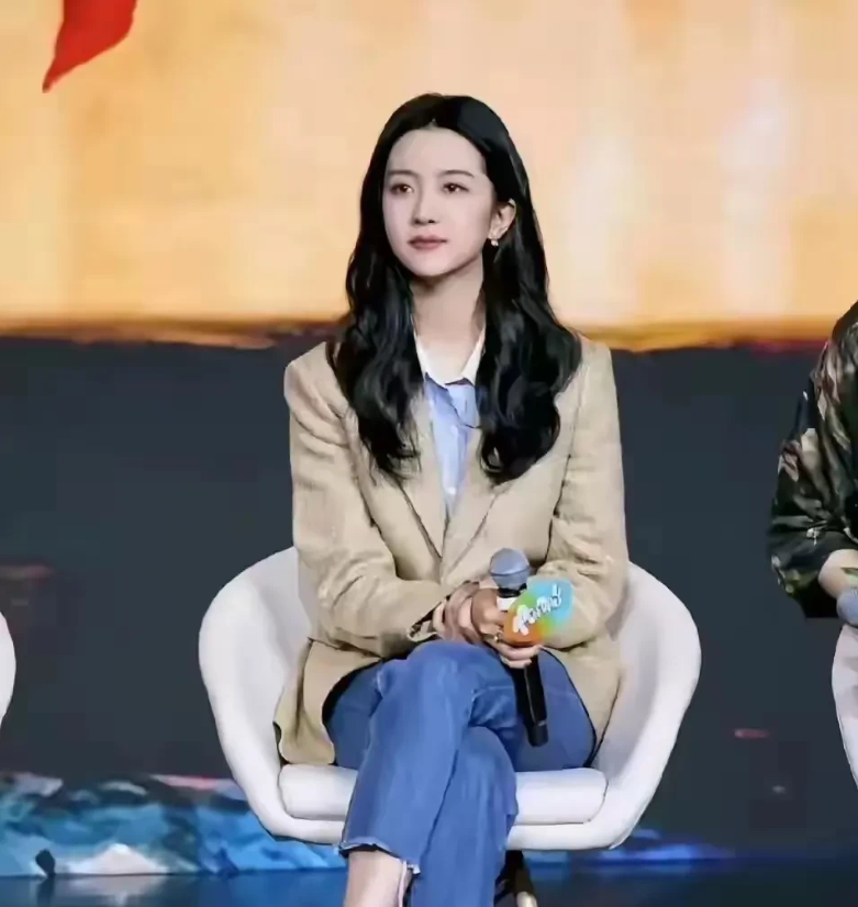 现在的娱乐圈，怎么了？

放眼望去，不是奇装异服，就是袒胸露乳，博眼球，赚流量，