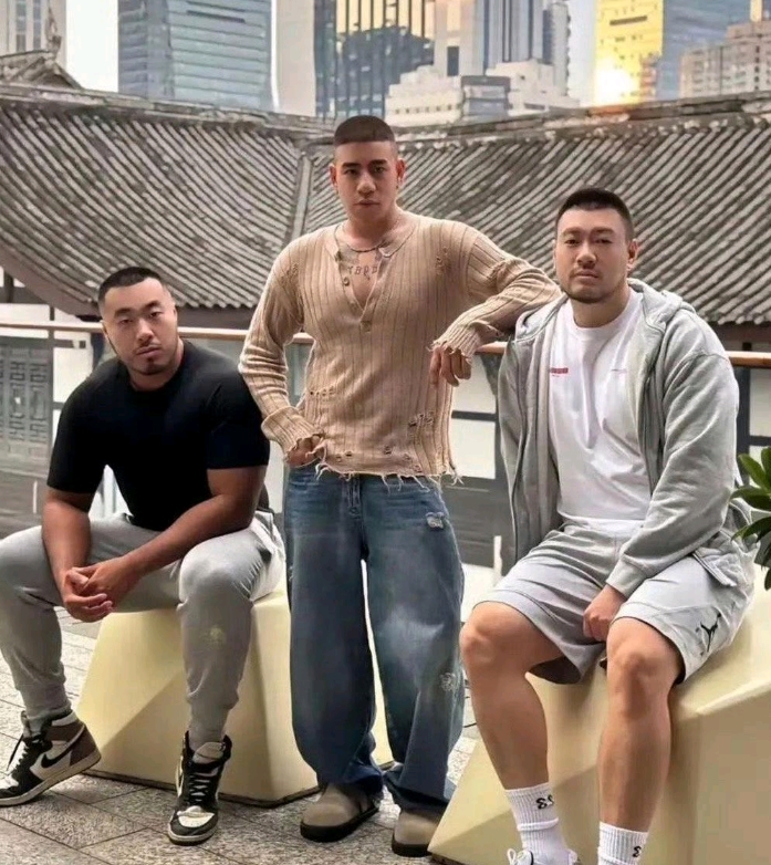是我的错觉吗，为什么这三个肌肉男男的看起来怪怪的！哈哈哈！[开怀大笑][开怀大笑