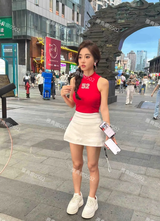 贵阳青云市集偶遇冯提莫，她好奇怪明明个子特别矮瘦瘦小小的，身材又特别有料，头大腿