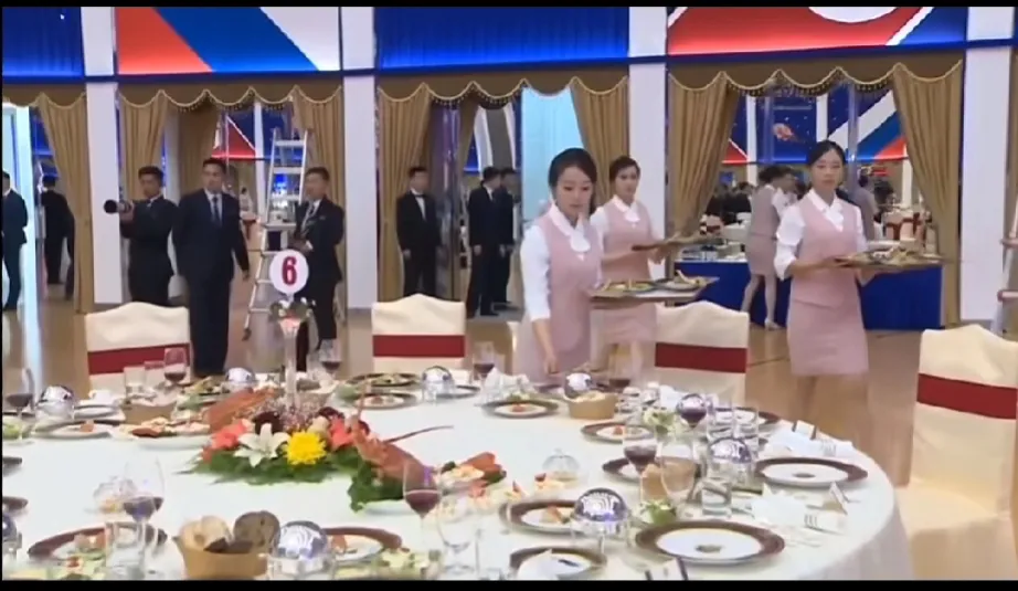 朝鲜连服务员都长得这么漂亮的啊，亲自端盘上菜的，朝鲜美女是真的美女啊，不但漂亮还