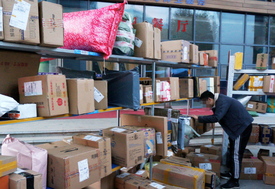 北京一男子带着家人到海南过冬，在网上买了30多个快递，但寄过来不是丢件，就是被退