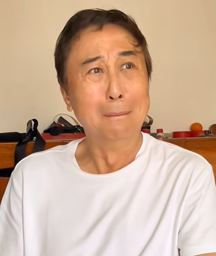 白凯南问冯巩：师父，有200块钱现金吗？给我用用，我给人包红包儿。

冯巩：没有