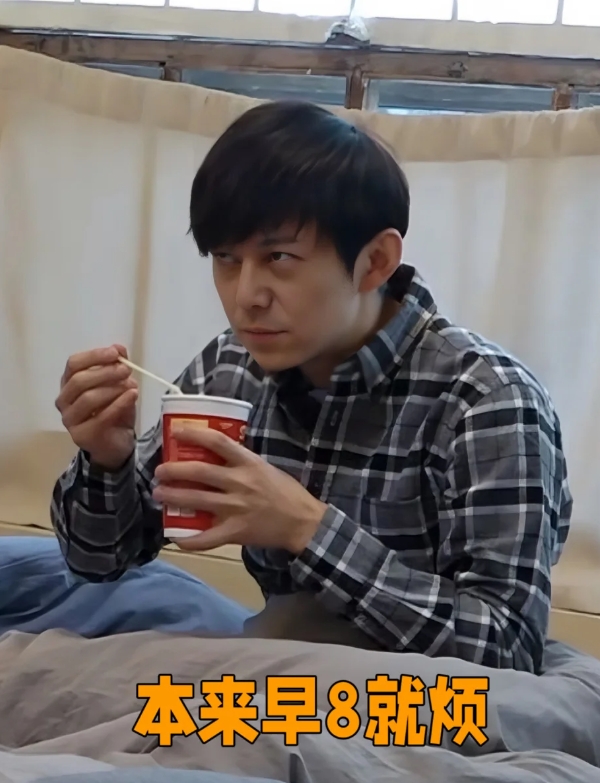何炅喝黄磊做的辣味米稀，喝了之后的反应，那小眼神真的要把我笑撅过去，感觉失去了一