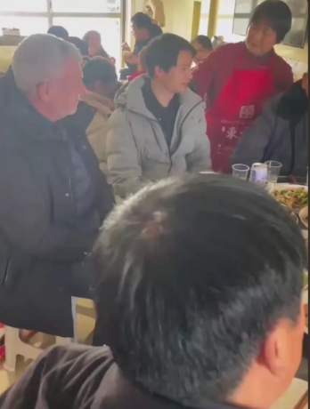 高洋带着养父回到江苏，受到亲人们热情款待，全家总动员。今天家里摆了几桌，家里的亲