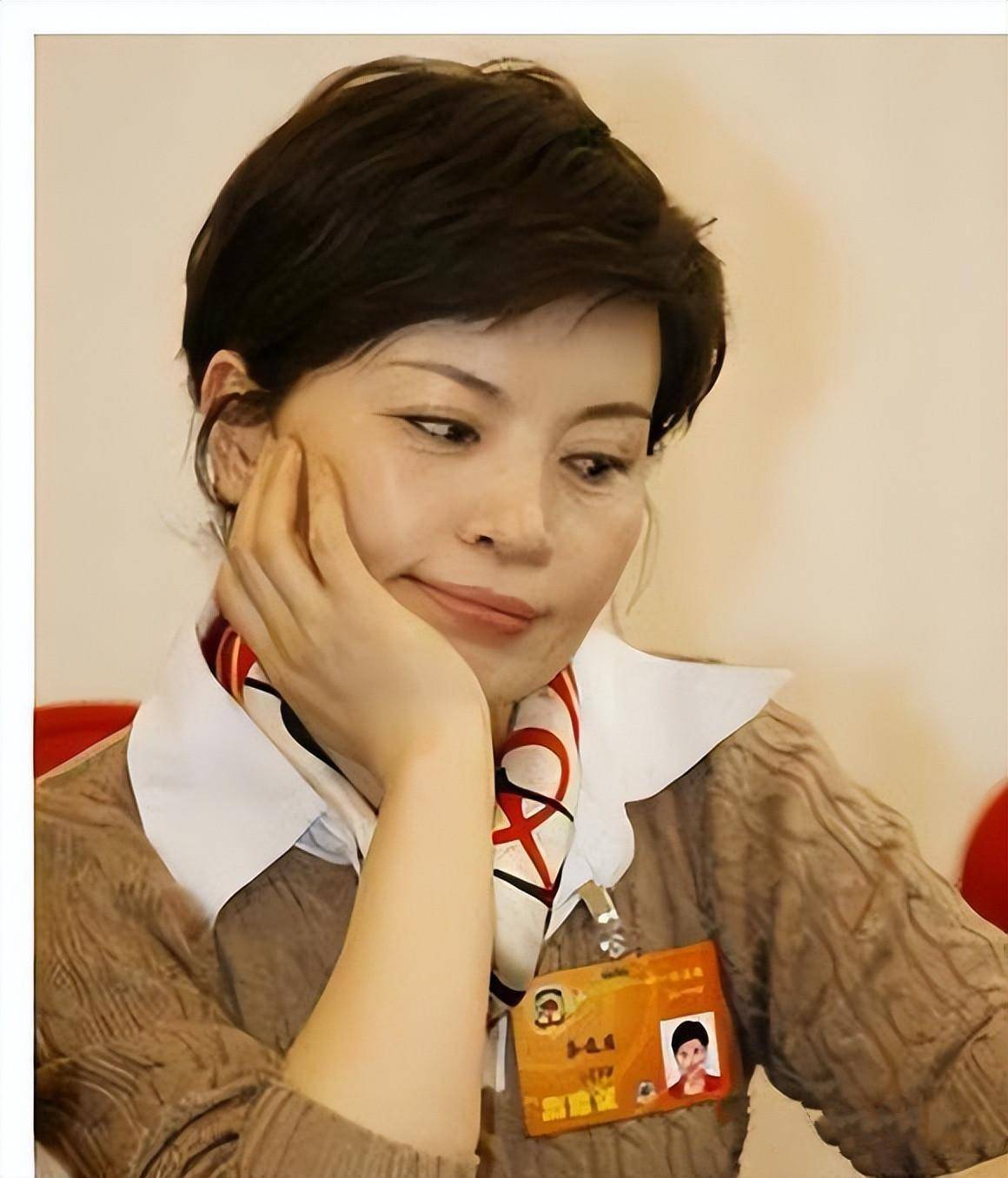 1998年，李瑞英照常准备《新闻联播》直播时，保姆打来电话：“你儿子不小心坠楼，