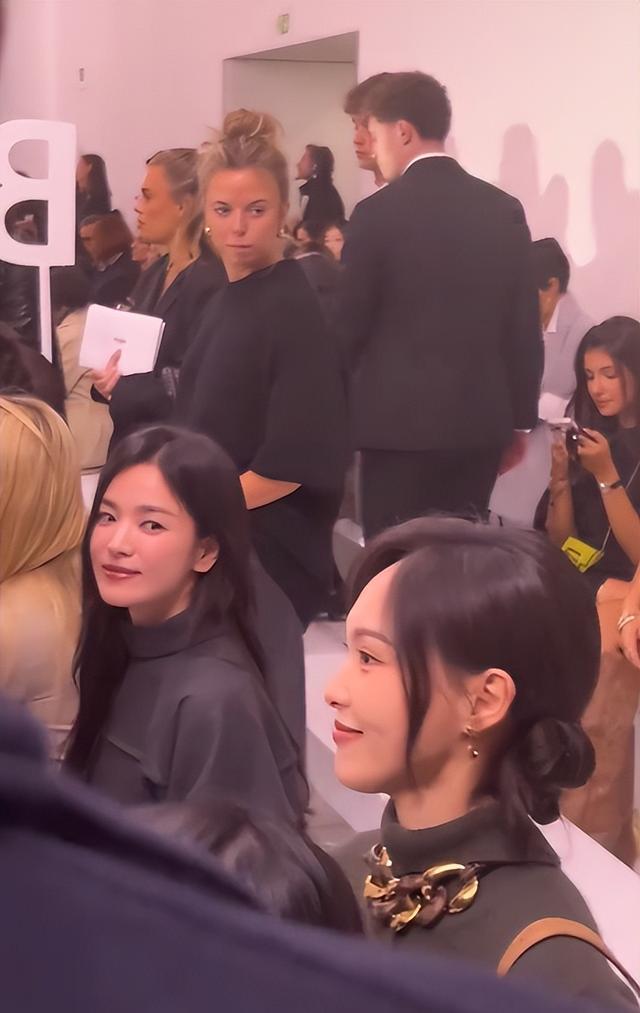 当40岁唐嫣和42岁宋慧乔同框，才发现，婚姻幸福才是女人最好保养（唐嫣对a）-第13张图片-九妖电影