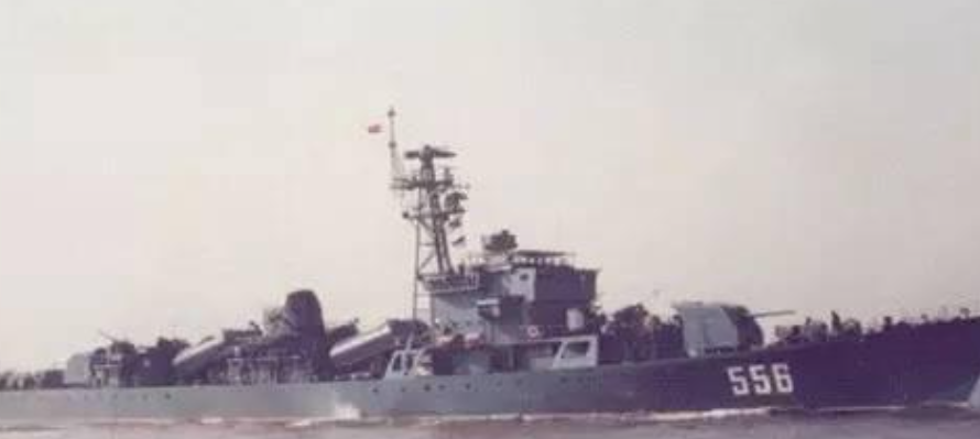 1988年3月14号，刘华清正在开会。突然有人急忙地跑进来，说道：“南沙打起来了