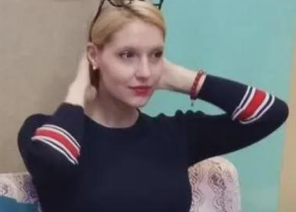 一次，撒贝宁回到家，看到龙凤胎孩子正在地上吃他的拖鞋，老婆李白就在一旁看着，并没