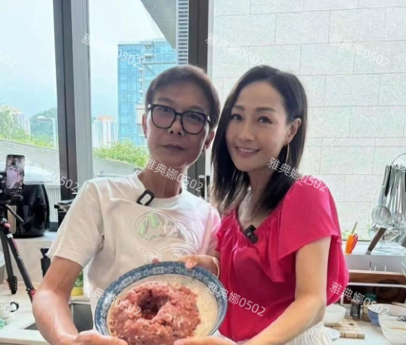 天啊，61岁老牌港星钱小豪怎么变成这样了，都瘦脱相了,整个人十分憔悴。
好友杨玉