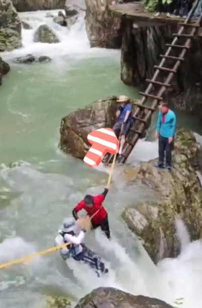 红衣小哥站稳后，草帽男一拉绳子，小哥失去平衡，咕咚一声掉水里了。

草帽男从双手