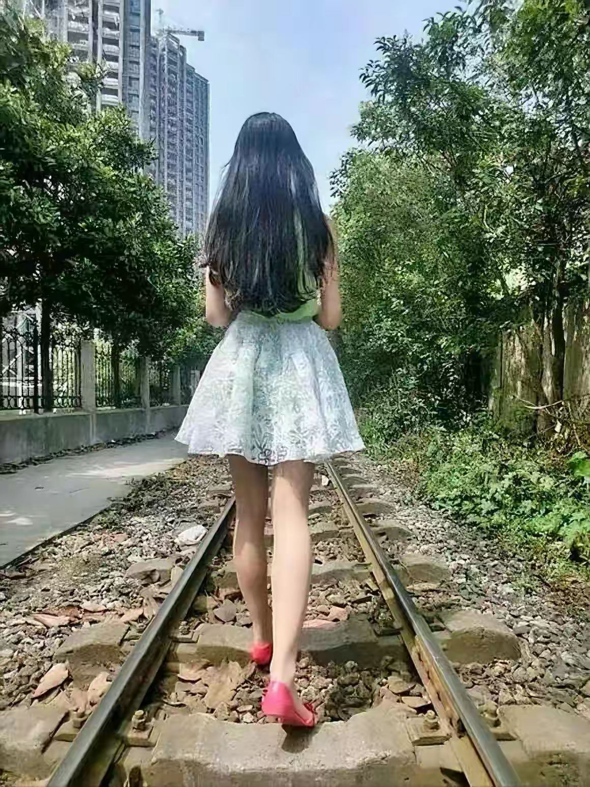 我妹妹交了个男朋友，结果被老爸要求分手。原因是五一放假，妹妹带她男朋友回家。来的