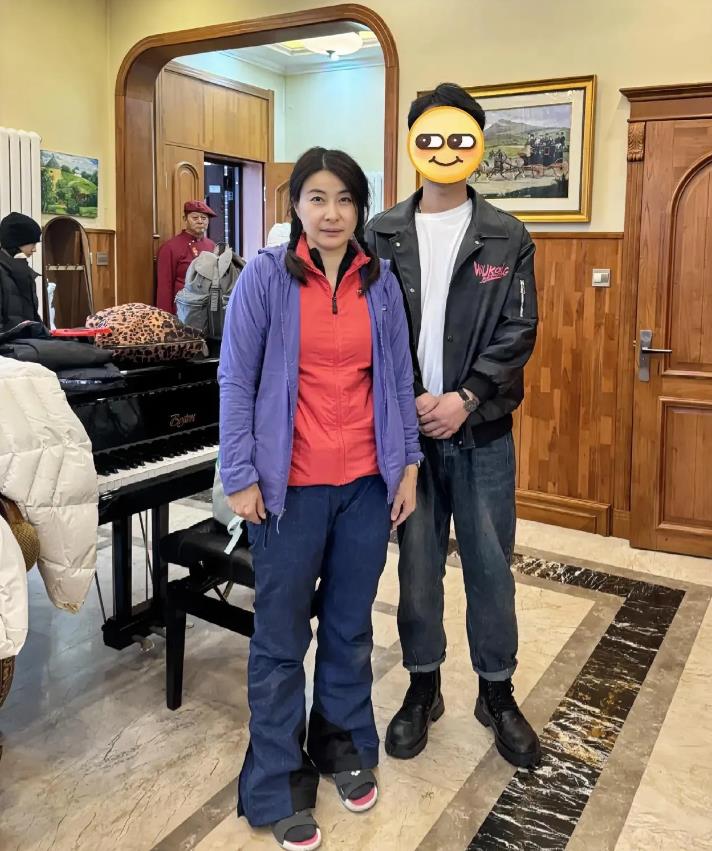 郭晶晶在哈尔滨被偶遇，纯素颜，头发杂乱，穿衣打扮老气横秋，脸也有点浮肿，整个人略