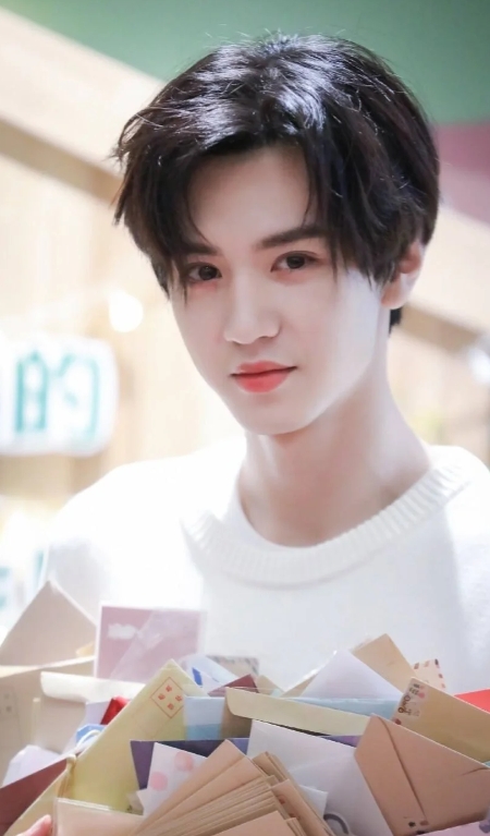 陈哲远：人气小生崛起，璀璨星光待爆！