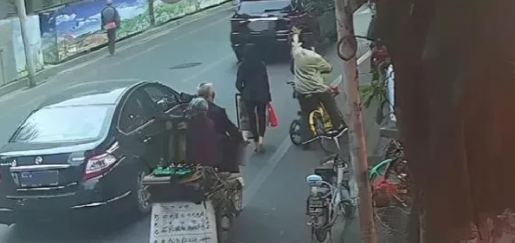 “真是活该！”广东广州，一60多岁大爷朝着正在骑车的小伙吐了口唾沫，小伙将唾沫擦