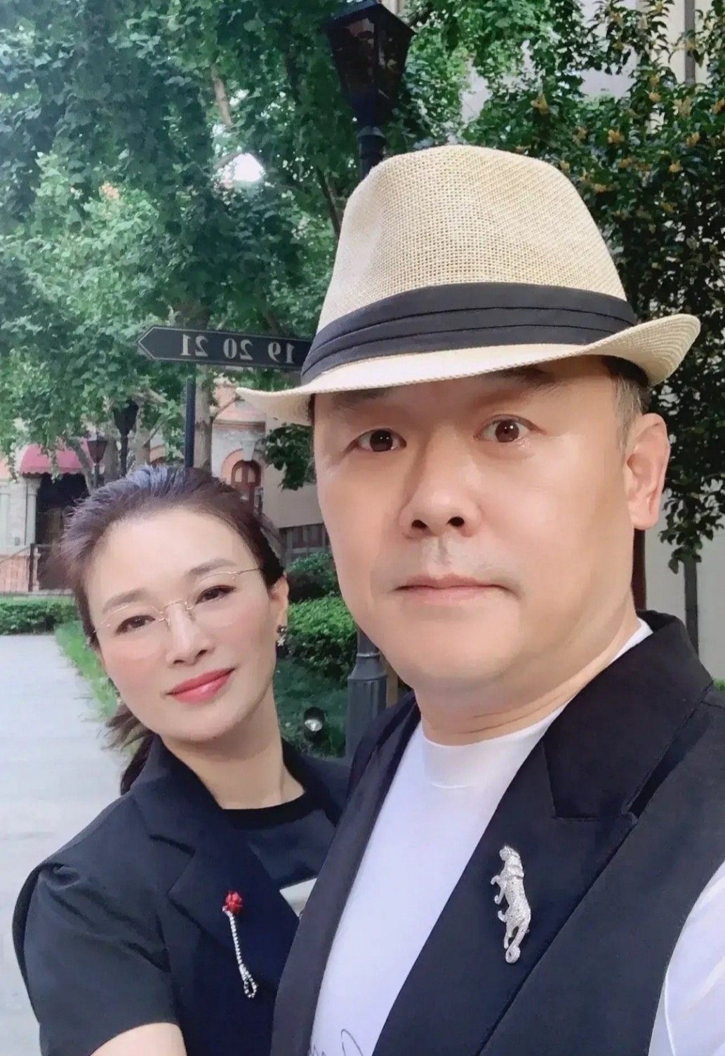 2013年，春晚导演组邀请周立波说脱口秀，劝4个小时，他都不同意：“我不会表演，