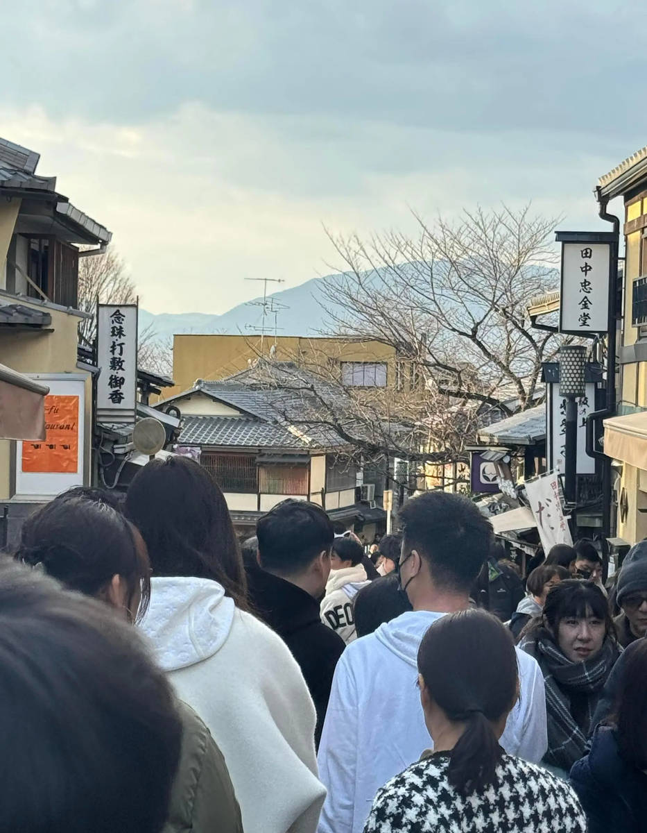 何猷君和奚梦瑶带着孩子在日本度假，温馨的家庭氛围令人羡慕！
他们在京都街头被偶遇