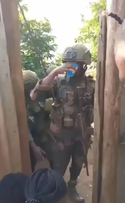 刚果金的m23组织到底是一支什么样的武装呢？
你们看一看照片吧，这一支部队的士兵