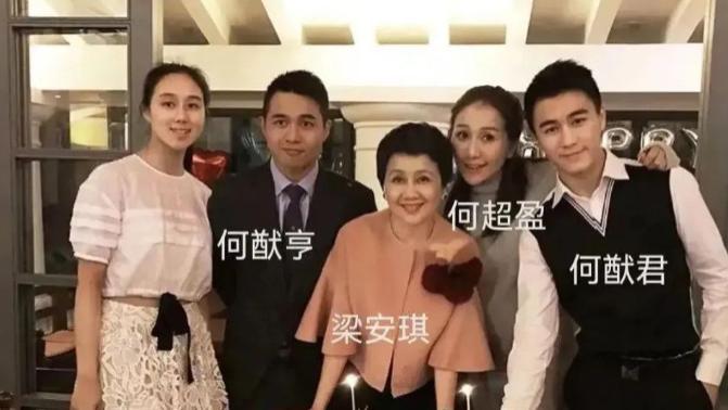 赌王9个儿女罕见同台合影！何超莲最亮眼，何猷君帅气，何超琼站C位显当家主母气场